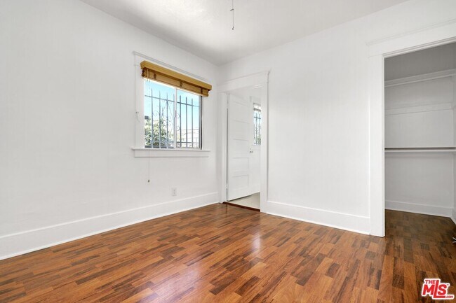 Building Photo - 320 4th Ave