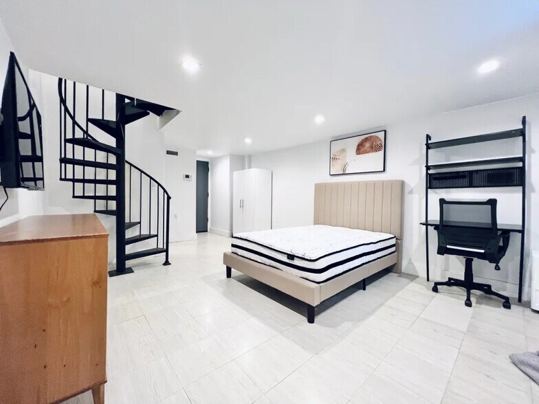 Building Photo - Furnished room/NOT APARTMENT
