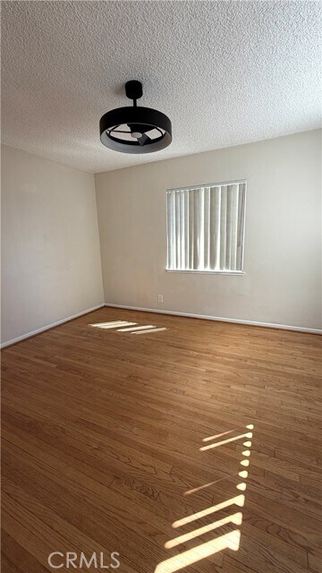 Building Photo - 927 Latchford Ave