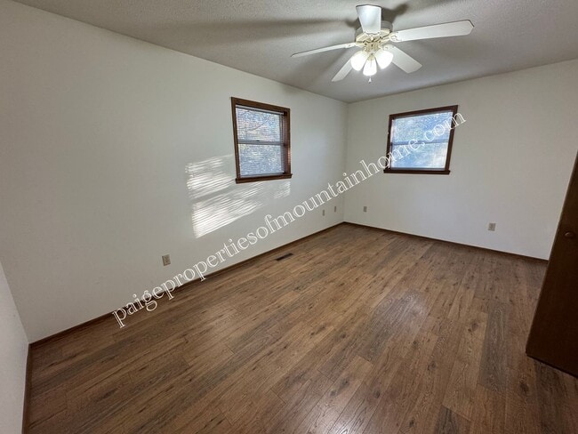 Building Photo - Charming 2 Bedroom, 1.5 Bath Home in Bull Shoals – Corner Lot & Close to Lake Access