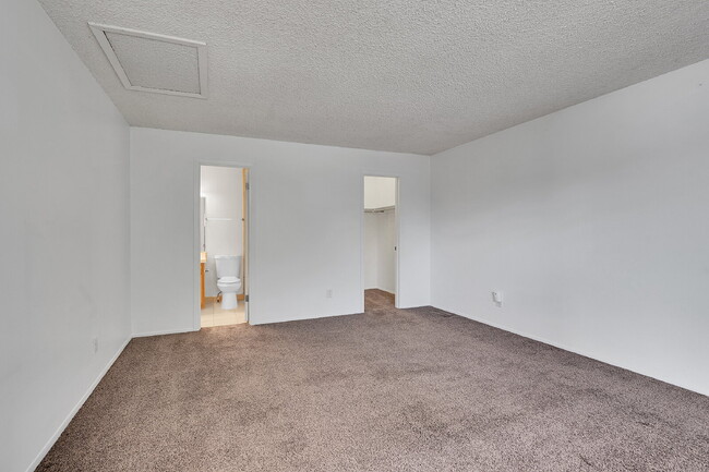 Building Photo - $2,200 - 3 Bed 3 Bath Home with 2 Primary ...
