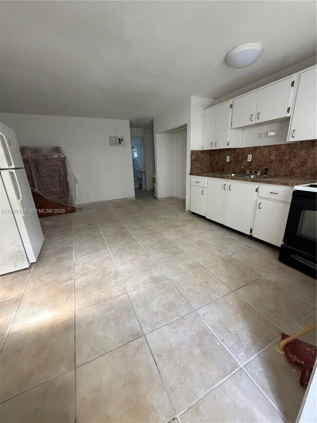 Building Photo - 2645 NW 21st Ave