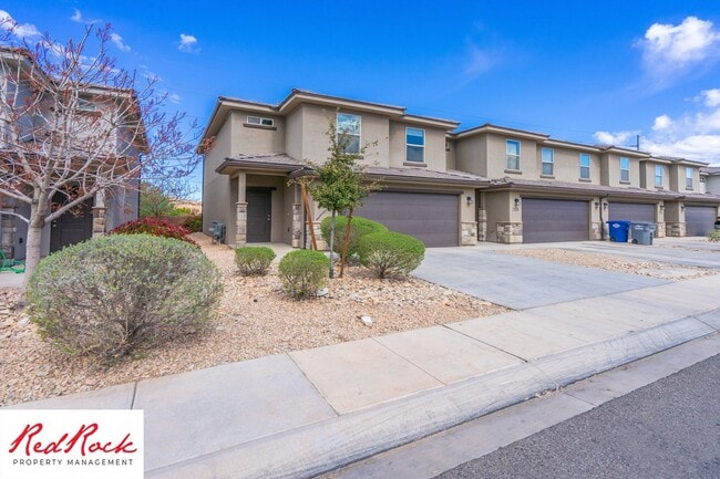 Building Photo - End Unit Fossil Hills Townhome with 3 Beds and 2.5 Baths