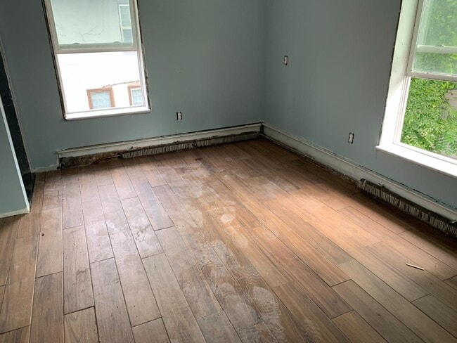 Primary Photo - 420 Emmet St