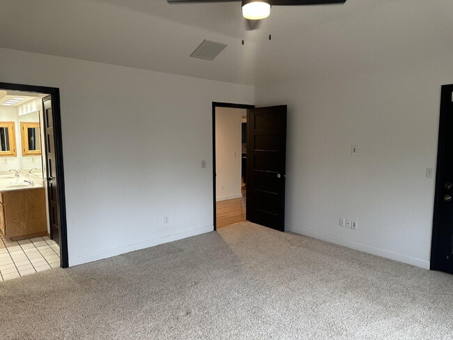 Building Photo - 4 Lois Ln