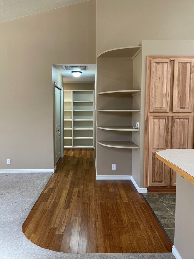 Building Photo - Beautiful 2 bed 2 bath home in the Woodbridge Subdivision.