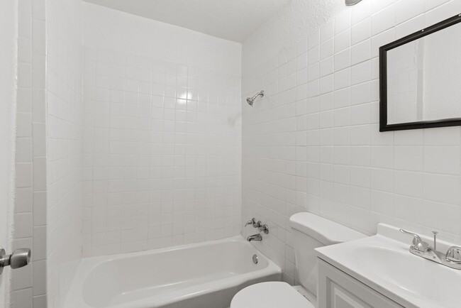 Building Photo - Charming and Newly Renovated 3 Bedroom 1 B...
