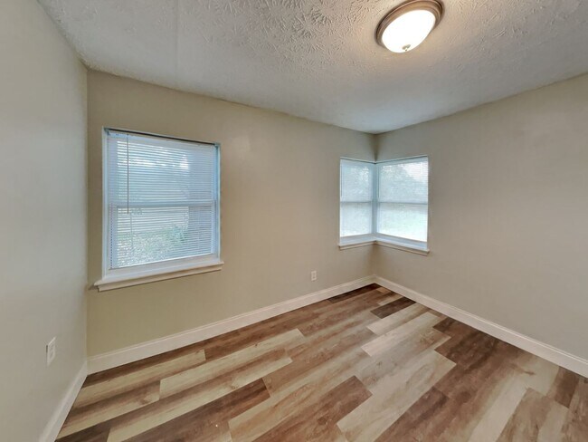 Building Photo - 3BR/1.5BA Home in Jacksonville FL w/ Spacious Yard