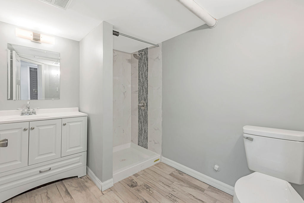 Full second bathroom at the third bedroom - 5125 Carthage Ave