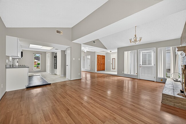Building Photo - 2042 Hilton Head Dr