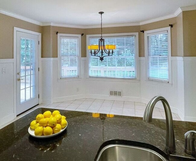 Building Photo - 811 Mitsy Ridge Dr