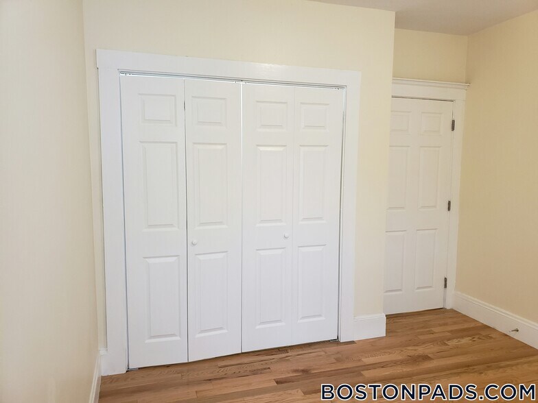 Building Photo - 194 Kelton St