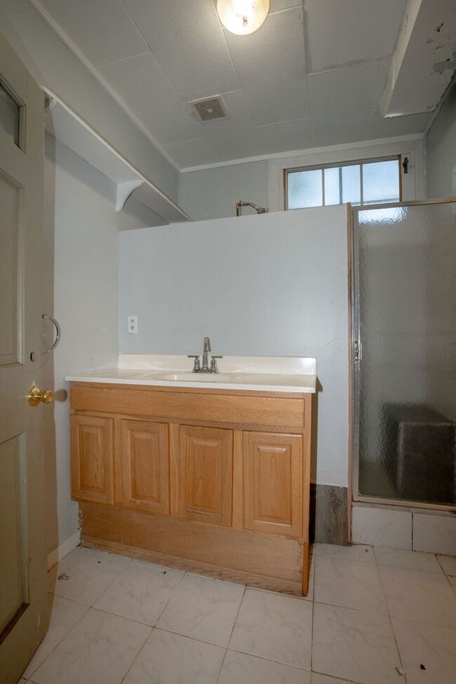 Building Photo - Spacious country flat