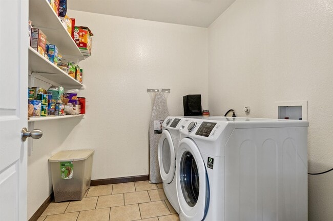 Building Photo - 120 Live Oak Ln