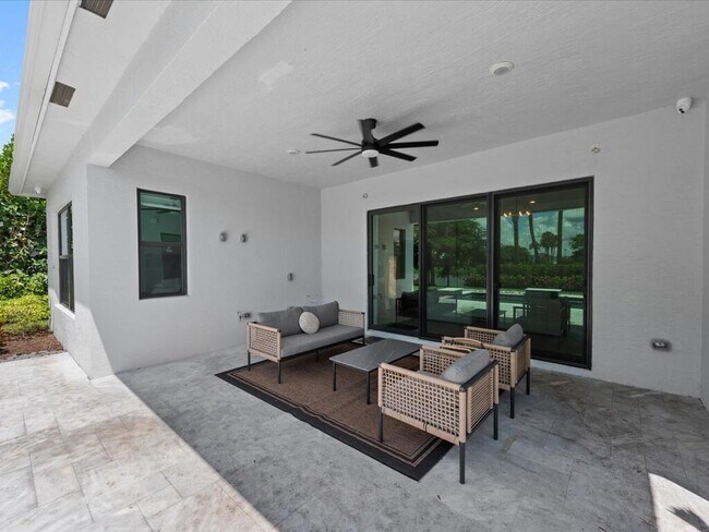 Building Photo - 5577 St Armands Way