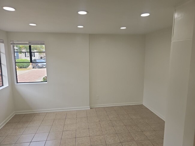 Building Photo - 2 Bedroom 1 bath off of Meeting st closed to the River District