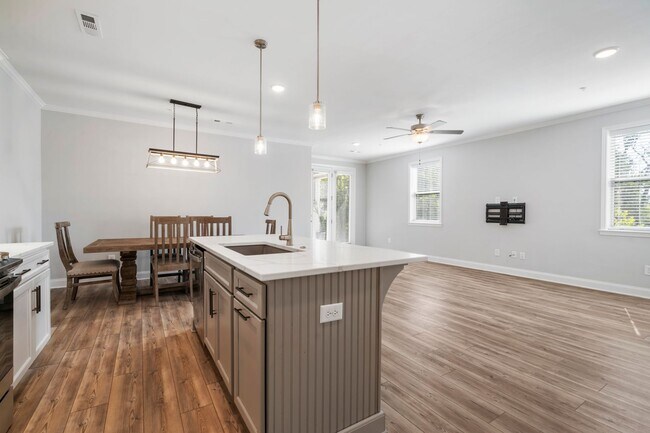 Building Photo - Canterbury Townhome