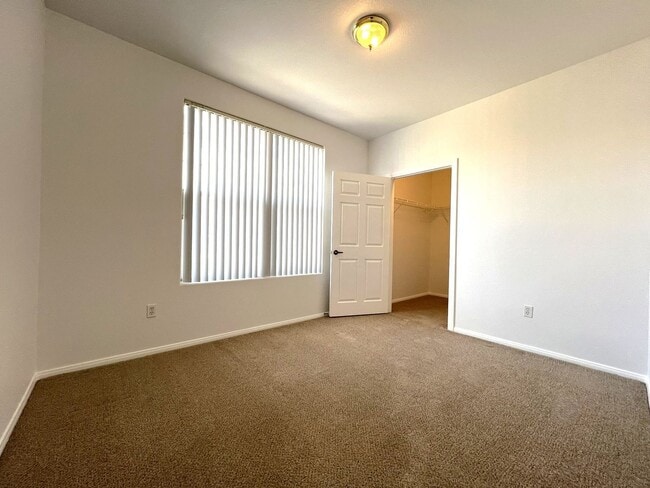 Building Photo - 3 Bedroom Condo with 1 Car Garage