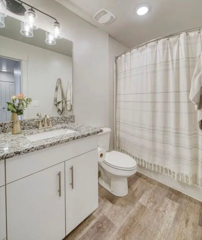 Building Photo - 3 Bed 2.5 Bath Townhome with Great Amenities