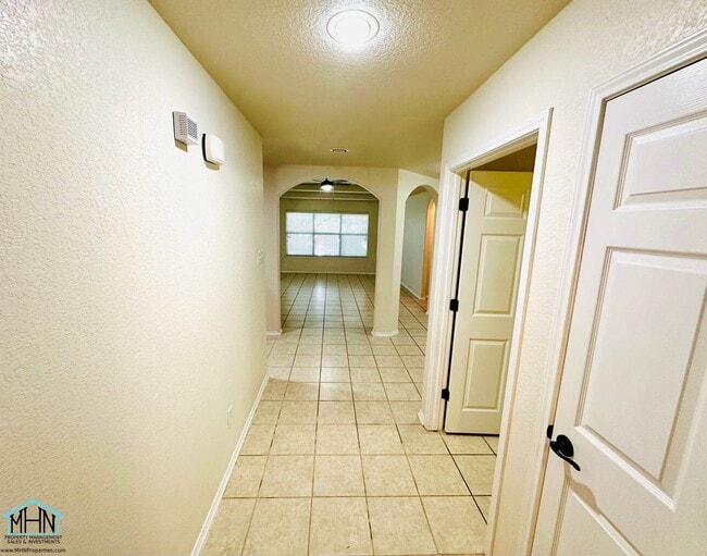 Building Photo - Spacious and Well Designed 3 Bedroom 2.5 B...