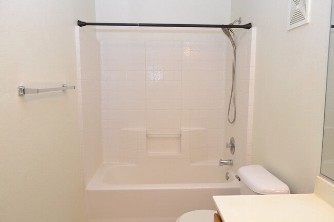Building Photo - SW - ROOMY 3 BEDROOM 2.5 BATH TOWNHOME - 8...
