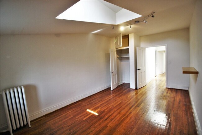 Building Photo - 22 E Mt Vernon Pl