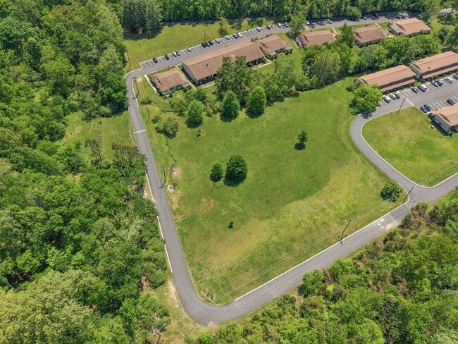 Building Photo - Discover the most affordable home in Belle Forest, located in Nashville's highly coveted 37221 zi...