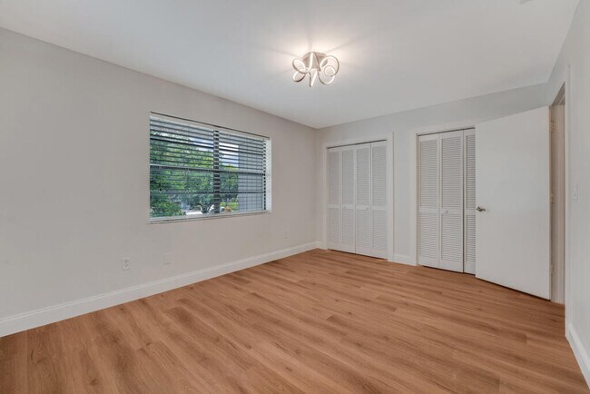 Building Photo - 2108 NE 44th St