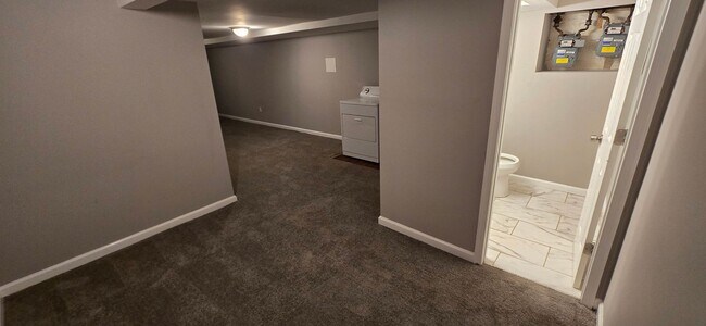 Building Photo - Huge 3-level 6 Bedroom - 2,500 sq/ft!