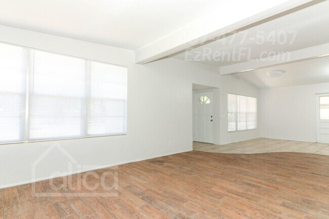 Building Photo - Charming 3/2 with Carport in Sanford