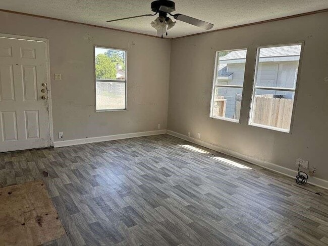 Building Photo - 11919 Kingslake Forest Dr