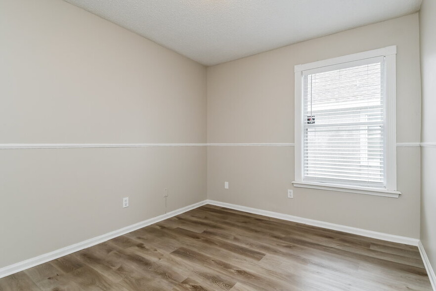 Building Photo - 6131 Alpenrose Ave