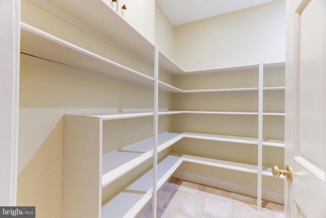 Building Photo - 8001 Greenwich Woods Dr