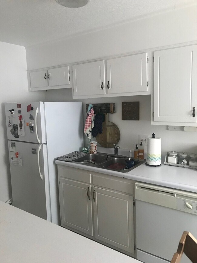 Building Photo - Williamsburg Townhomes