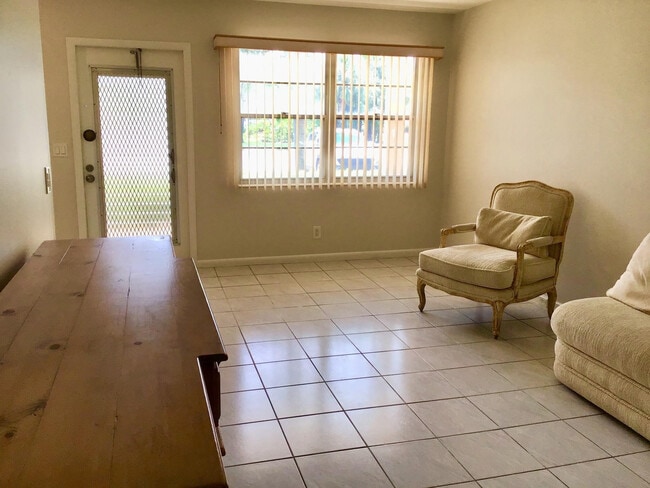 Building Photo - 1004 Newcastle A