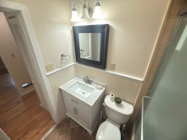 Building Photo - Charming 3-Bedroom Home + Bonus Room in Prime Niskayuna Location!