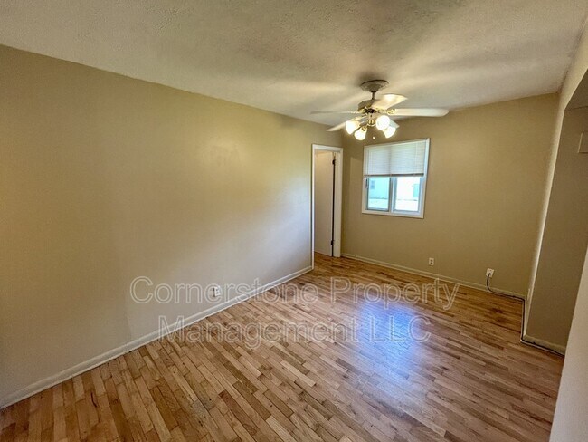 Building Photo - 818 Elm St