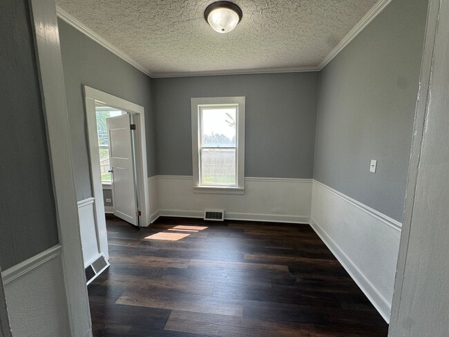 Building Photo - 3 Bed, 1.5 Bath Home with Huge Yard, Deck ...