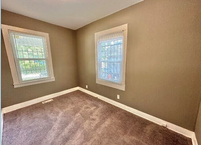 Building Photo - AVAILABLE NOW! HALF OFF 2ND MOTH RENT! 2 B...