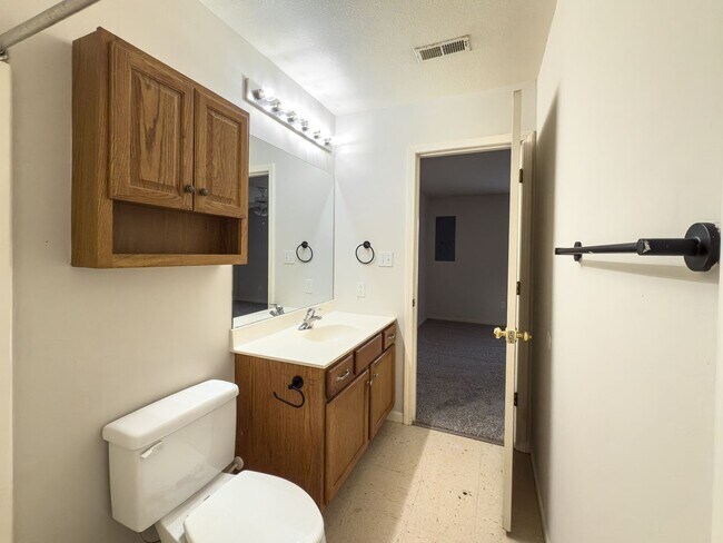 Building Photo - 2563-2563 E Morris Dr