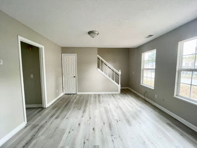 Building Photo - 119 Villa Ct