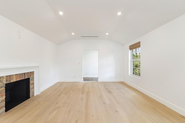 Building Photo - 222 S County Rd