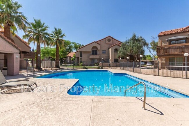 Building Photo - 700 E Mesquite Cir