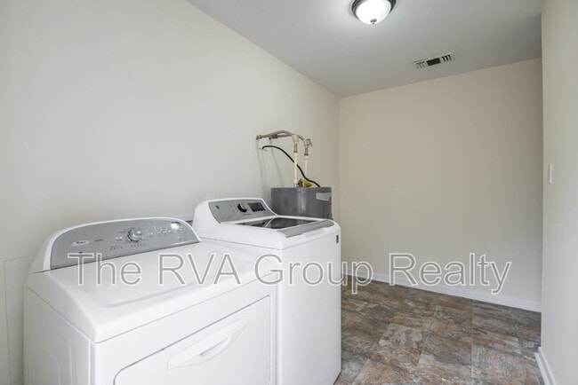 Building Photo - 8907 Huntingcreek Terrace