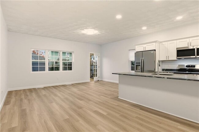 Building Photo - 45 Windsor Rd