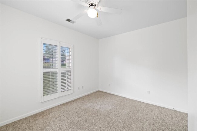 Building Photo - Spacious Condo in Knollwood – Pool, Gym an...
