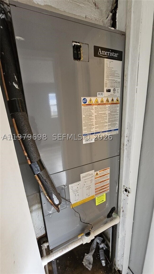 Building Photo - 374 NW 31st Ct