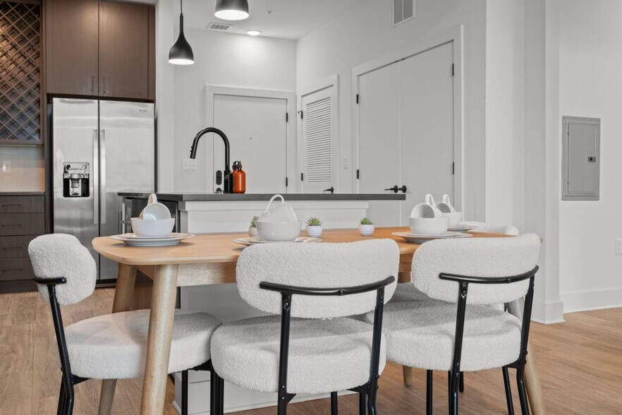 Building Photo - 605 N 12th St