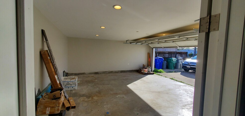 Building Photo - 3822 Conrad Ave