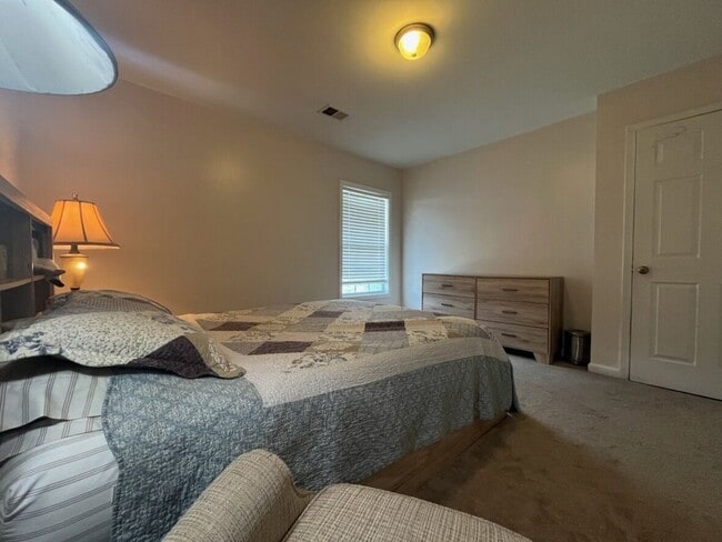 Building Photo - Beautiful 4 Bedroom/  2.5 Bath located in ...